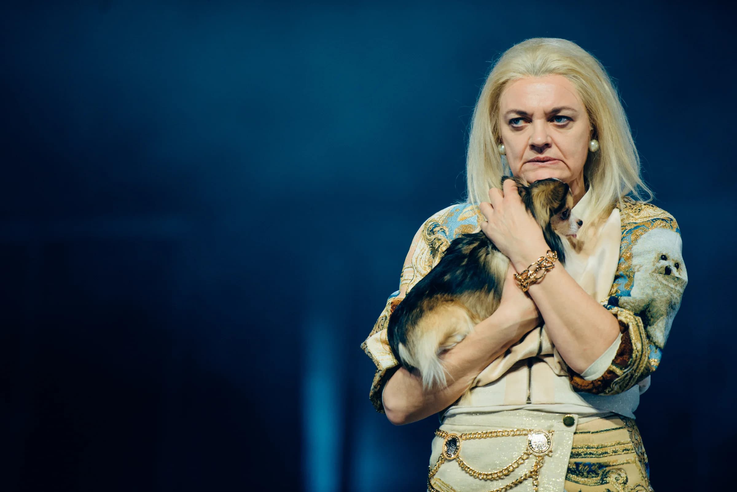 Anna Windmüller in einer ruhigen, intimen Szene auf der Bühne — Wendepunkt zwischen Krise und Befreiung