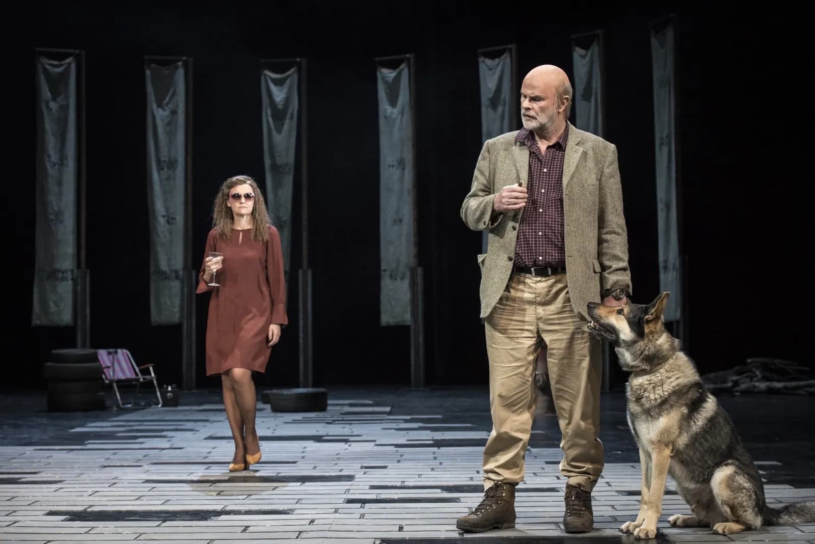 Anna Windmüller in der Theaterproduktion Unterleuten am DNT Weimar, 2017, fokussierte Bühnenszene