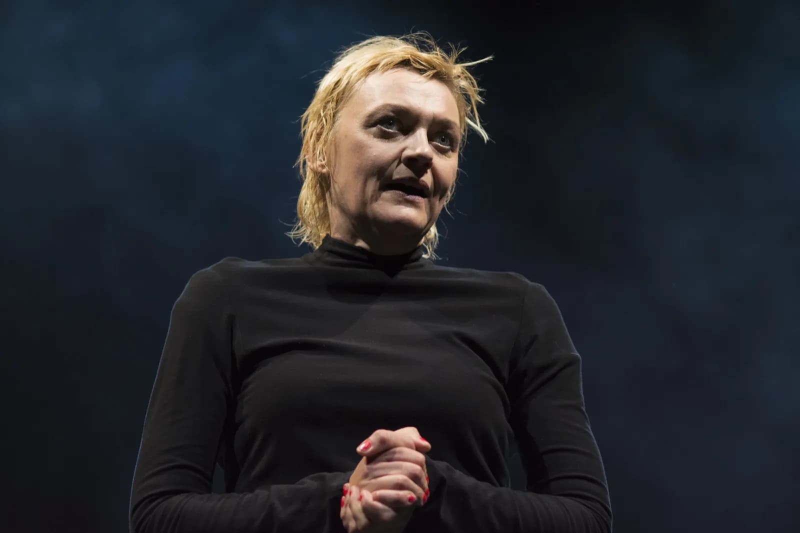 Anna Windmüller in On The Edge, 2018, ernste Low-Angle-Aufnahme die Bühnenpräsenz zeigt, Foto: Hoelting